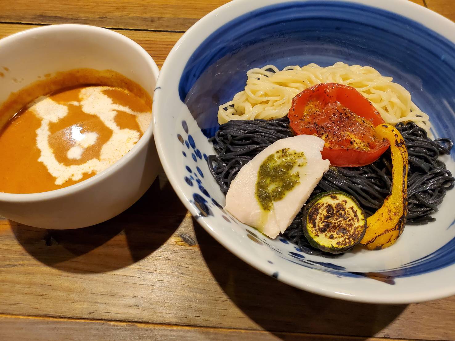 麺屋翔の竹炭麺、夏の新作2品登場！ぜひご賞味ください！