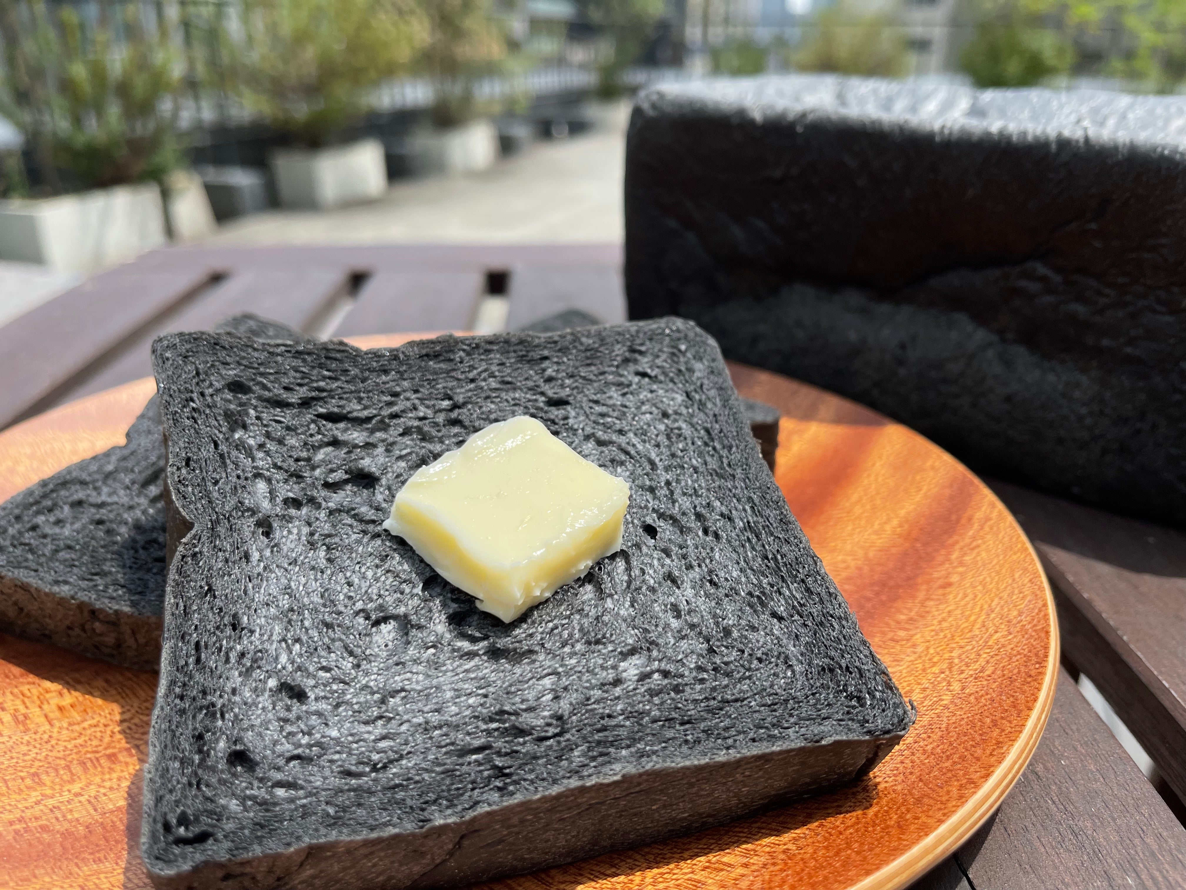 メディアで話題沸騰のスチームブレッド謹製。生竹炭パンできました！